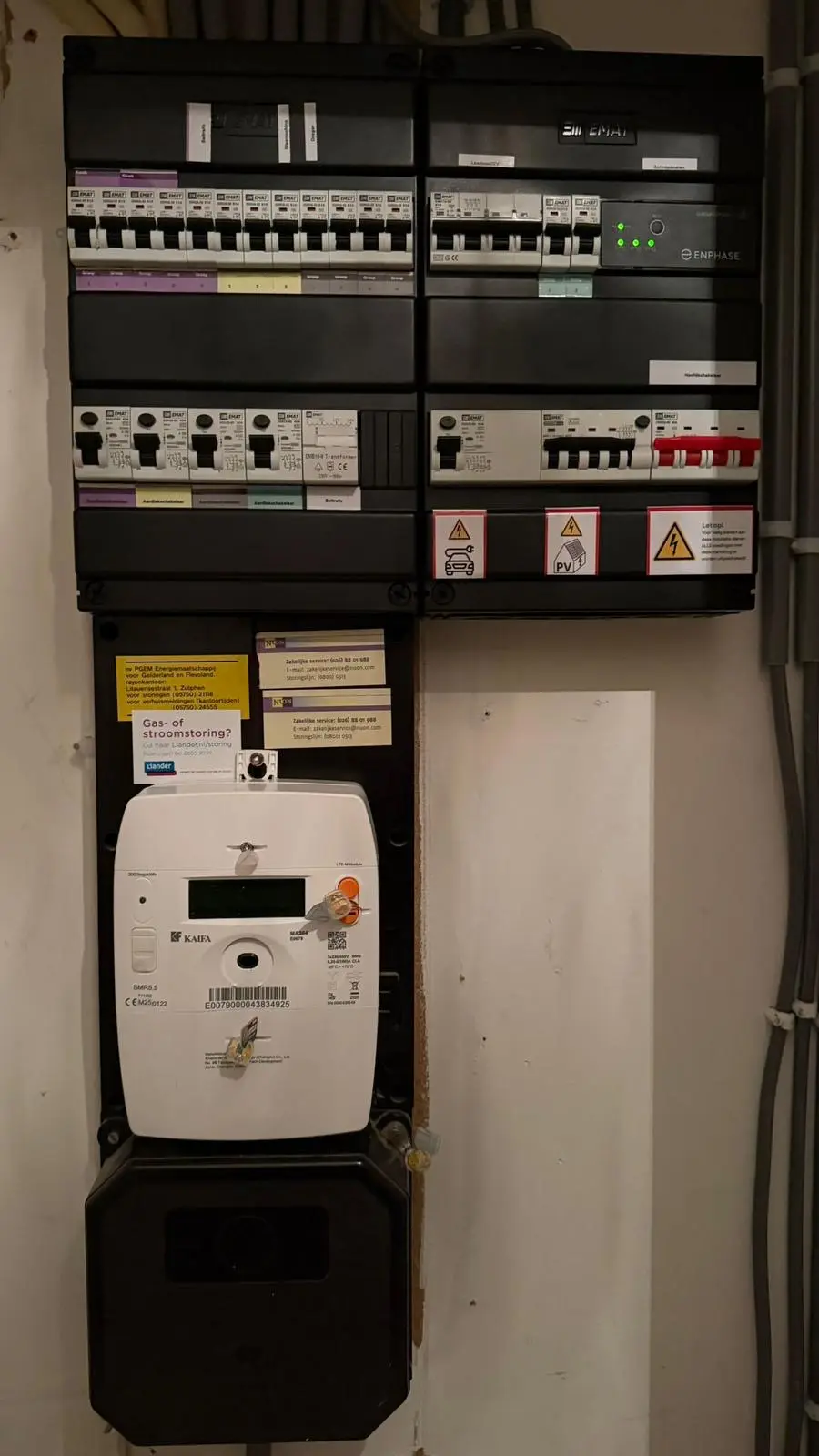Uitgebreide meterkast met extra groepenkast, aardlekschakelaars en aparte groepen voor laadpaal en zonnepanelen